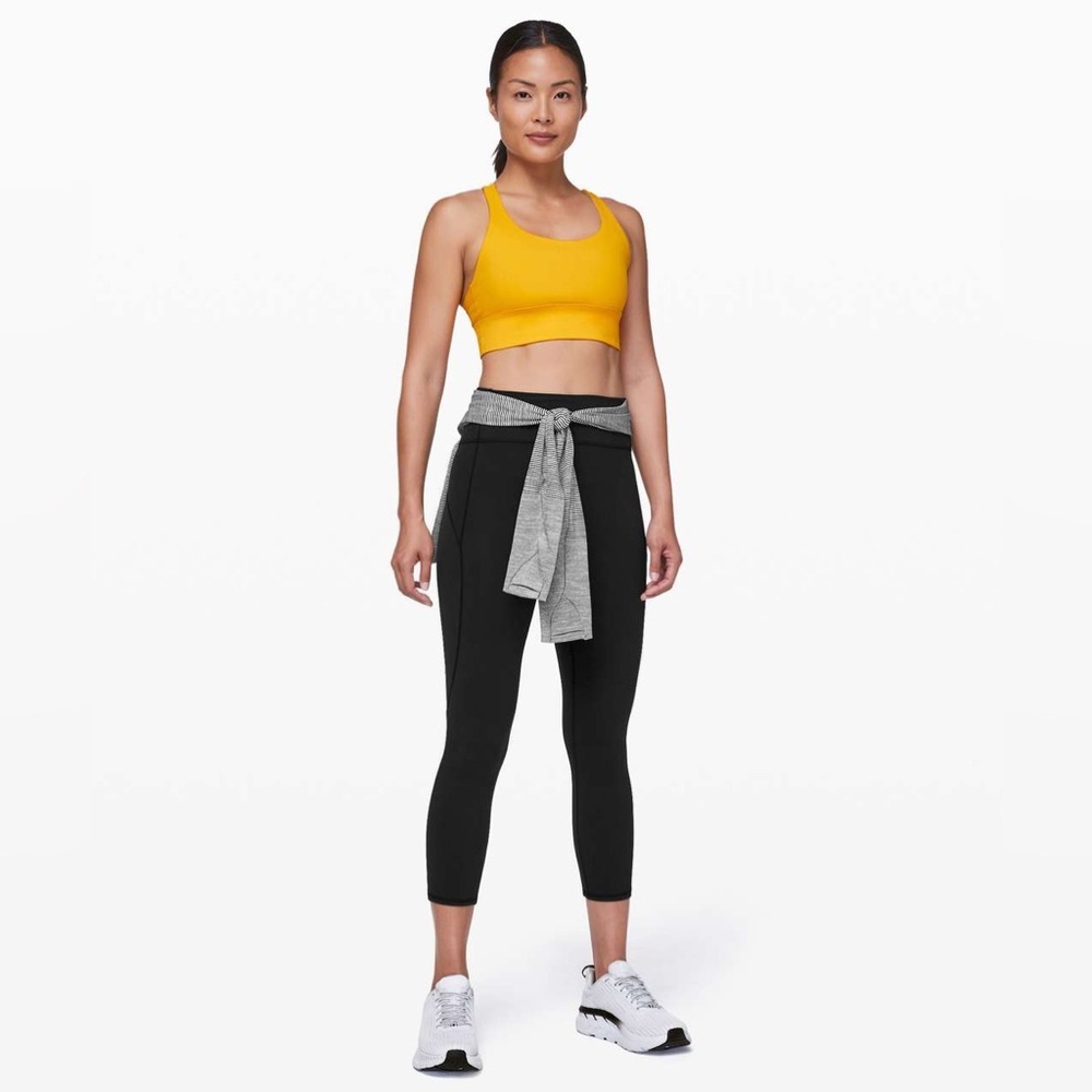 Lululemon In Movement Crop 23" in Black Size 6.